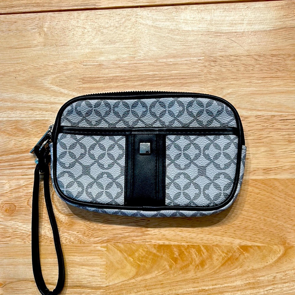 EUC Gray geometric design wristlet